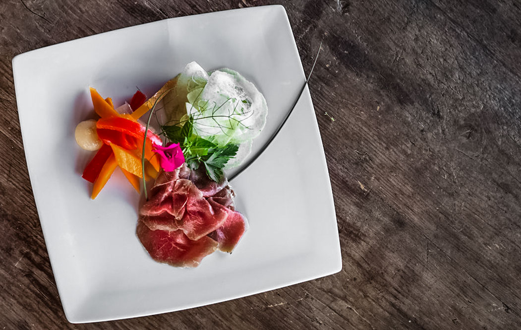 Vari piatti di antipasti italiani su un tavolo